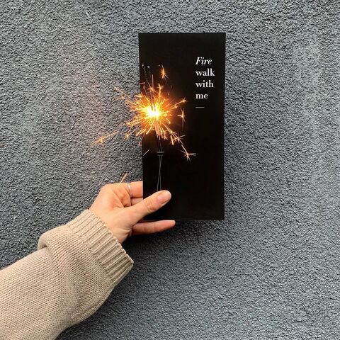 Чорна листівка з бенгальским вогником Fire Walk with me