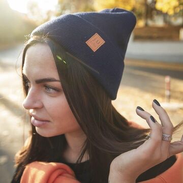 Синяя тонкая шапка