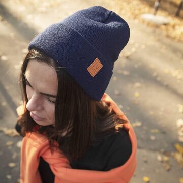 Синяя тонкая шапка