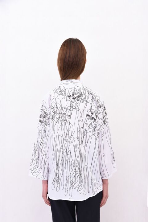 Белая рубашка с черно-белым принтом Люди