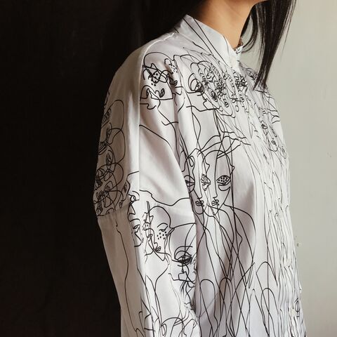 Белая рубашка с черно-белым принтом Люди