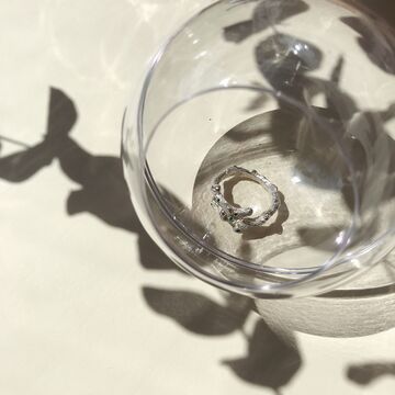 Каблучка з фіанітами Гілочка