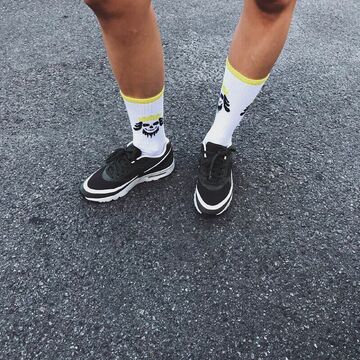 Білі шкарпетки з черепом