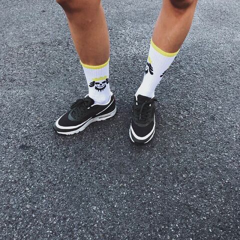 Білі шкарпетки з черепом