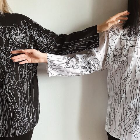 Черная рубашка с черно-белым принтом Люди