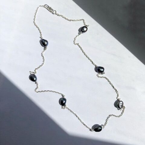Намисто з темними перлинами