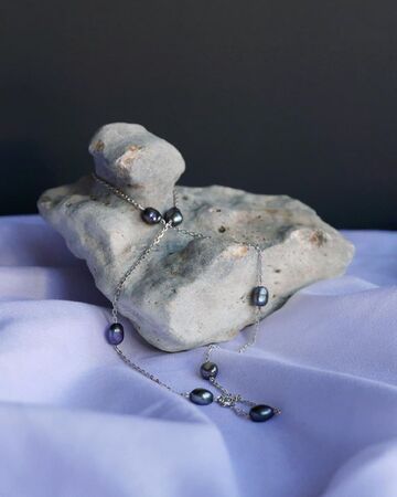 Намисто з темними перлинами