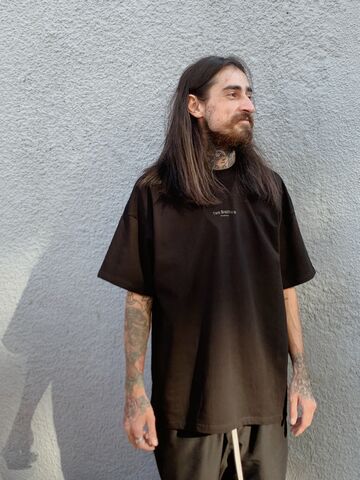 Чорна футболка з принтом