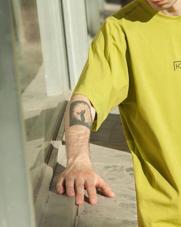 Зелена футболка