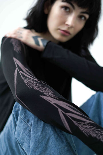 Чорний лонгслів Тростник з рожевим  принтом