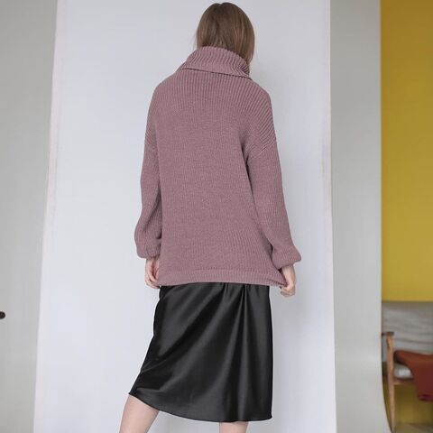 Рожевий светр з горлом