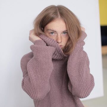 Рожевий светр з горлом