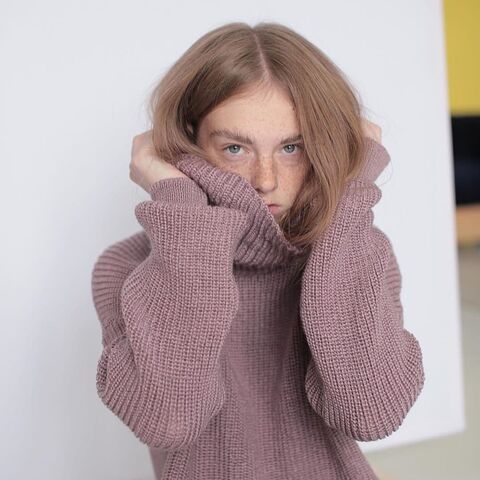 Рожевий светр з горлом