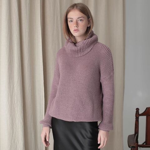 Рожевий светр з горлом