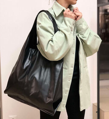 Black shopper bag with lining and a single handle