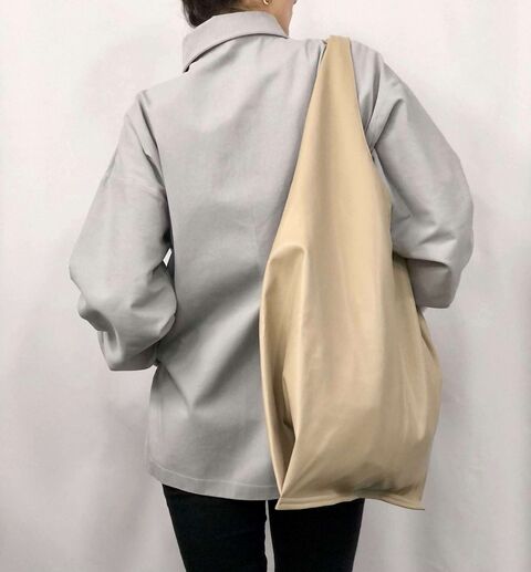 Beige lined shopping bag with one handle