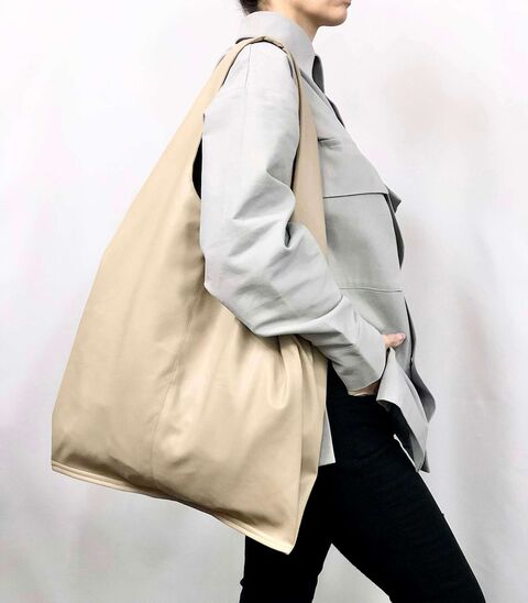 Beige lined shopping bag with one handle
