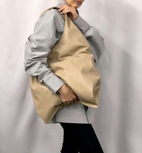 Beige lined shopping bag with one handle