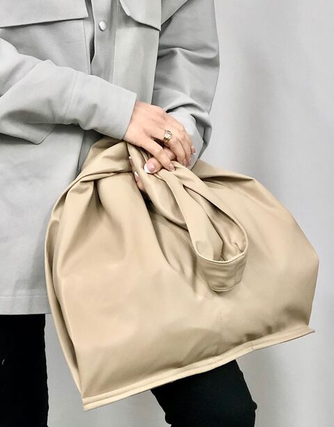 Beige lined shopping bag with one handle