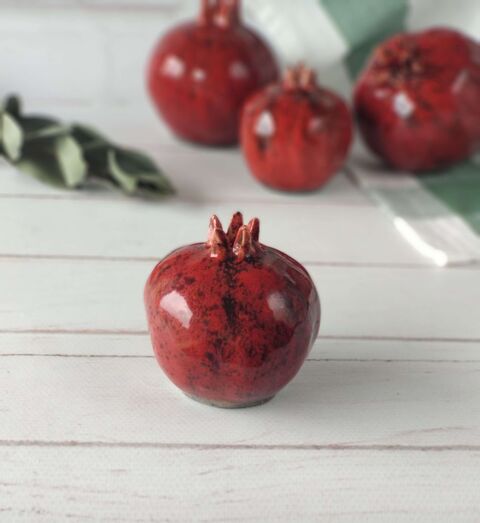 Маленький червоний гранат