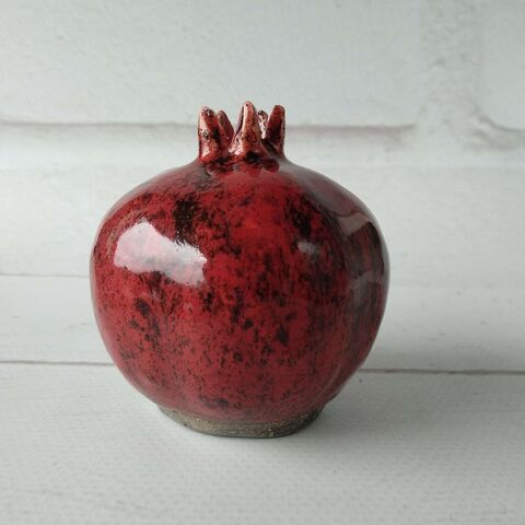 Маленький червоний гранат