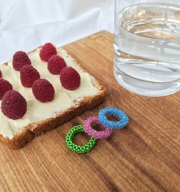 Темно-зелена об'ємна каблучка з бісеру