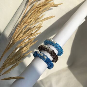 Коричнева об'ємна каблучка з бісеру з перлинами