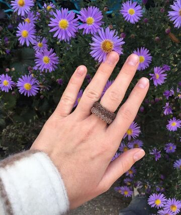 Коричнева об'ємна каблучка з бісеру