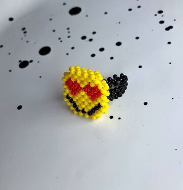 Каблучка з бісеру Смайлик з серцями