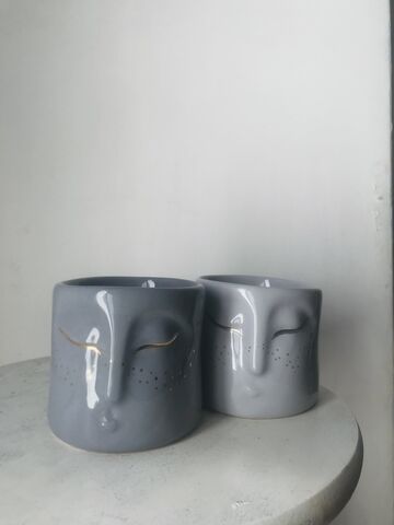 Сіра чаша з золотим розписом