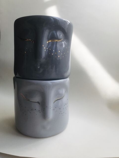 Сіра чаша з золотим розписом