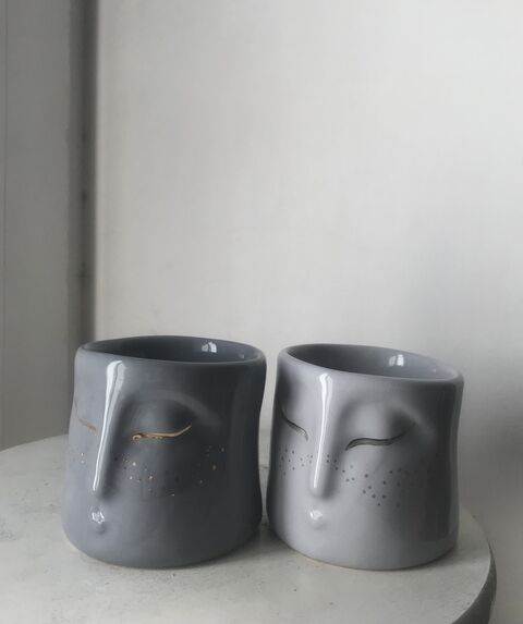 Сіра чаша з золотим розписом