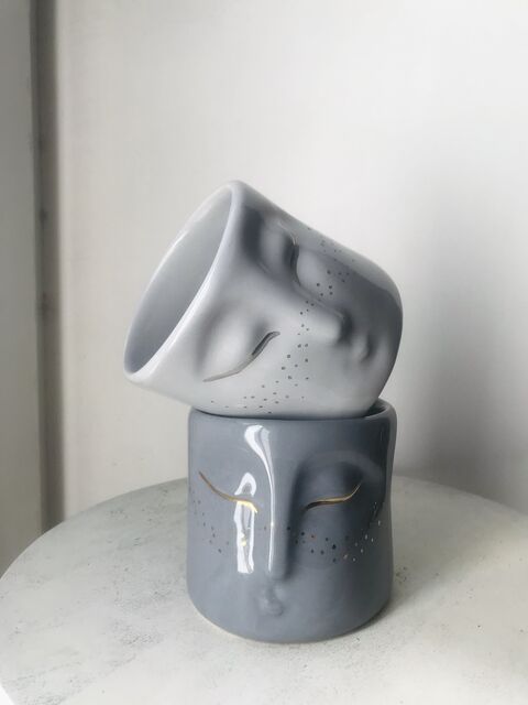 Сіра чаша з золотим розписом