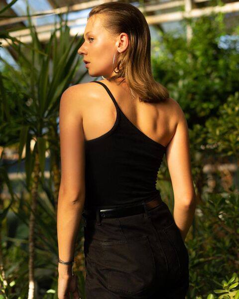 Чорний топ на плече