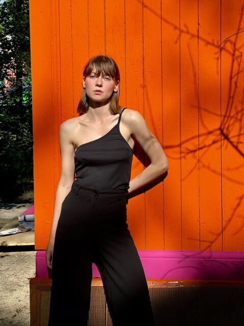 Чорний топ на плече