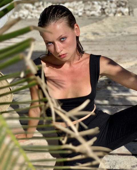 Чорний топ з квадратним вирізом