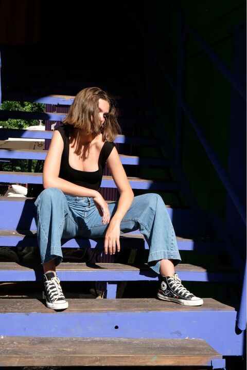 Чорний топ з квадратним вирізом