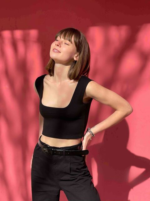 Чорний топ з квадратним вирізом