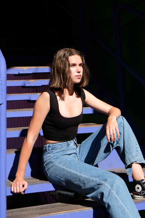 Чорний топ з квадратним вирізом