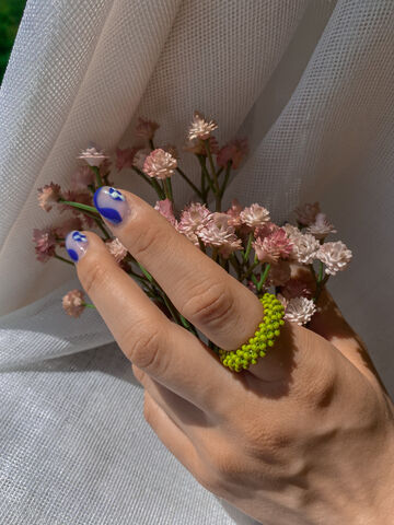 Olive voluminous ring made of beads