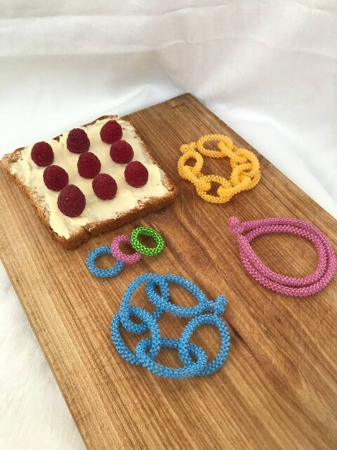 Зелена об'ємна каблучка з бісеру