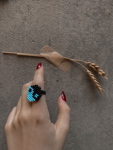 Блакитна з чорним каблучка з бісеру Інь-Ян