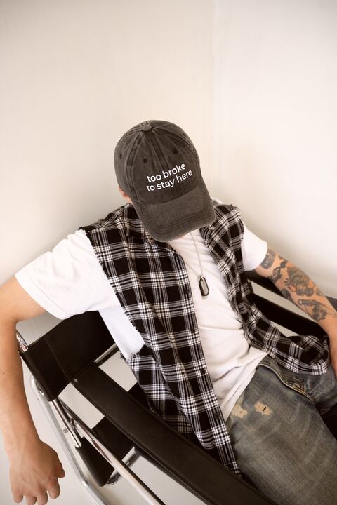 Чорна кепка Too broke to stay here