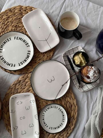 Белая тарелка с черной надписью Feminist