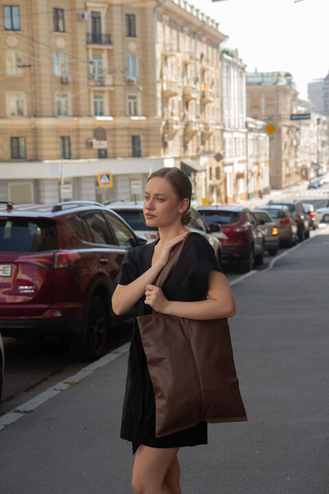 Shopper bag in milk chocolate color with a lining and two handles
