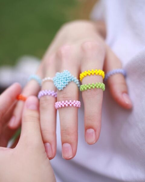 Зелена тонка каблучка з бісеру