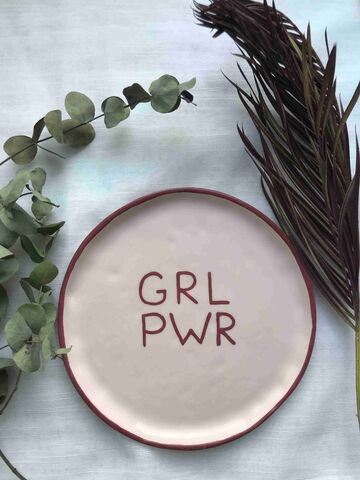 Розовая тарелка GRL PWR