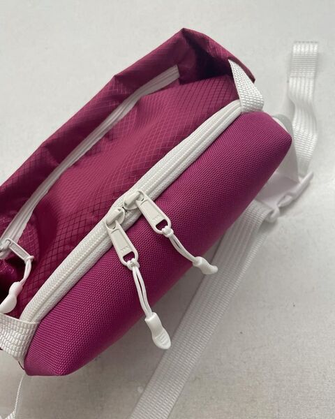 Малинова поясна сумка Stratum з сіткою