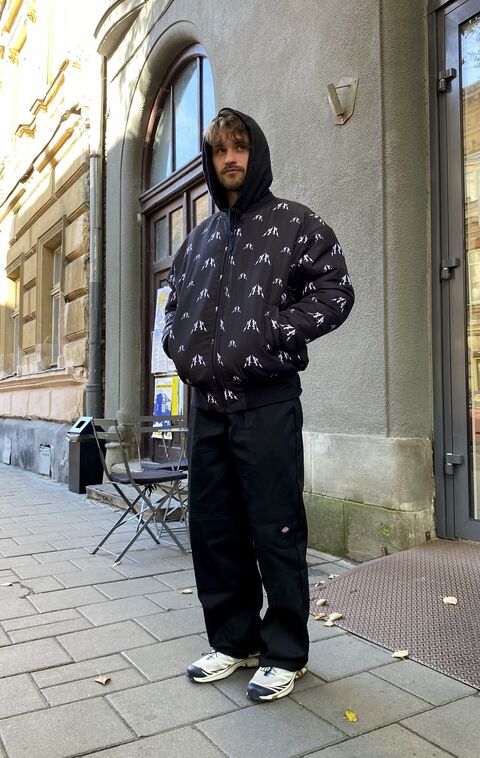 Чорний бомбер з білим принтом