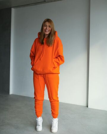 Оранжевые брюки от костюма с карманами-муфтами